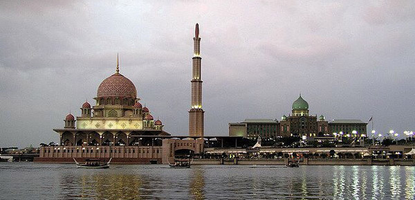 Where is Putrajaya Pink Mosque